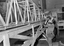 836142 Afbeelding van de bouw van het model van een spoorbrug ten behoeve van miniatuurstad Madurodam op een ...